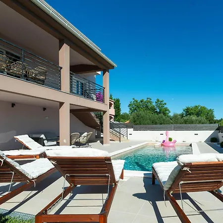 Cvita With Pool Villa
